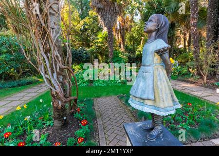 England, Dorset, Abbotsbury, die subtropischen Gärten, die Statue von Alice im Wunderland Stockfoto