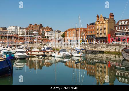 England, Kent, Ramsgate, Ramsgate Yacht Marina und Town Skyline, Spiegelung der Yachten im Wasser Stockfoto