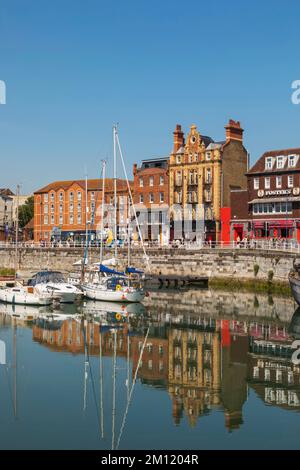 England, Kent, Ramsgate, Ramsgate Yacht Marina und Town Skyline Stockfoto