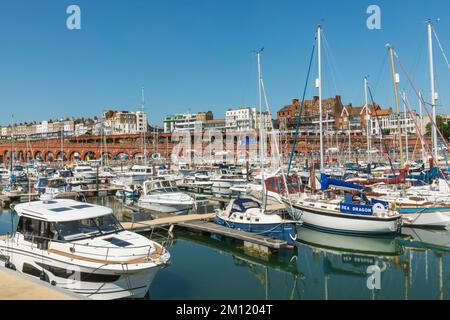 England, Kent, Ramsgate, Ramsgate Yacht Marina und Town Skyline Stockfoto