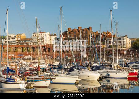 England, Kent, Ramsgate, Ramsgate Yacht Marina und Town Skyline Stockfoto