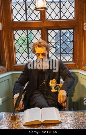 England, Kent, Rochester, Eastgate House, The Charles Dickens Room, Ausstellung von Charles Dickens an seinem Schreibtisch Stockfoto