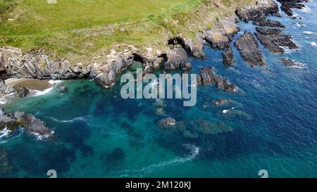 Felsige Ufer der Keltischen See entlang der Route des Wild Atlantic Way, Blick von oben. Seascape der Südküste Irlands. Wunderschöne Felshänge. Stockfoto