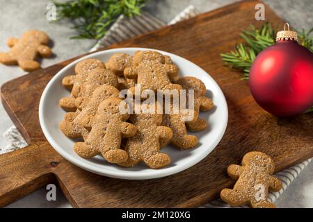 Hausgemachte Gingerbread-Männerkekse mit Zucker auf einem Teller Stockfoto