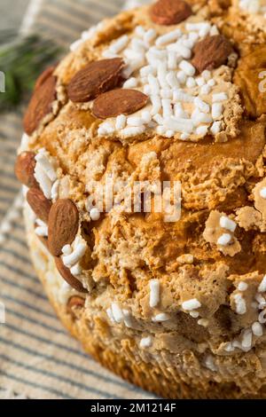 Hausgemachtes italienisches Panettone-Brot mit Zucker und getrockneten Früchten Stockfoto