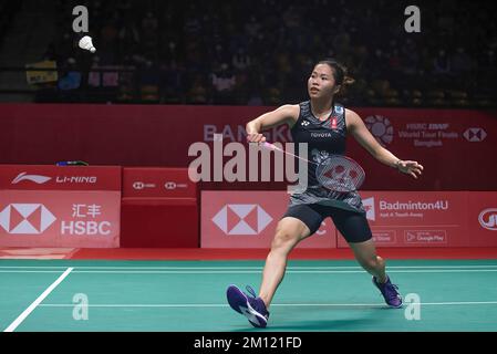 Bangkok, Thailand. 09.. Dezember 2022. Ratchanok Intanon aus Thailand in Aktion während der Badminton Women's Single bei den HSBC BWF World Tour Finals 2022 im Nimibutr Stadium. Tai Tzu Ying gewann Ratchanok Intanon 2-1 (21-10, 12-21, 21-7). Kredit: SOPA Images Limited/Alamy Live News Stockfoto