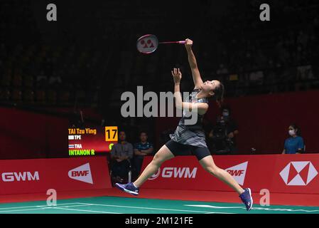 Bangkok, Thailand. 09.. Dezember 2022. Ratchanok Intanon aus Thailand in Aktion während der Badminton Women's Single bei den HSBC BWF World Tour Finals 2022 im Nimibutr Stadium. Tai Tzu Ying gewann Ratchanok Intanon 2-1 (21-10, 12-21, 21-7). Kredit: SOPA Images Limited/Alamy Live News Stockfoto