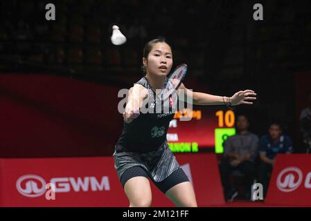 Bangkok, Thailand. 09.. Dezember 2022. Ratchanok Intanon aus Thailand in Aktion während der Badminton Women's Single bei den HSBC BWF World Tour Finals 2022 im Nimibutr Stadium. Tai Tzu Ying gewann Ratchanok Intanon 2-1 (21-10, 12-21, 21-7). Kredit: SOPA Images Limited/Alamy Live News Stockfoto