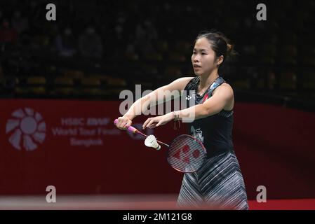 Bangkok, Thailand. 09.. Dezember 2022. Ratchanok Intanon aus Thailand in Aktion während der Badminton Women's Single bei den HSBC BWF World Tour Finals 2022 im Nimibutr Stadium. Tai Tzu Ying gewann Ratchanok Intanon 2-1 (21-10, 12-21, 21-7). Kredit: SOPA Images Limited/Alamy Live News Stockfoto