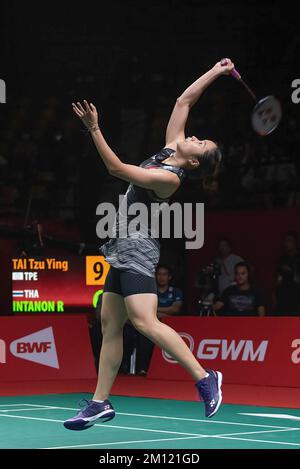 Bangkok, Thailand. 09.. Dezember 2022. Ratchanok Intanon aus Thailand in Aktion während der Badminton Women's Single bei den HSBC BWF World Tour Finals 2022 im Nimibutr Stadium. Tai Tzu Ying gewann Ratchanok Intanon 2-1 (21-10, 12-21, 21-7). Kredit: SOPA Images Limited/Alamy Live News Stockfoto