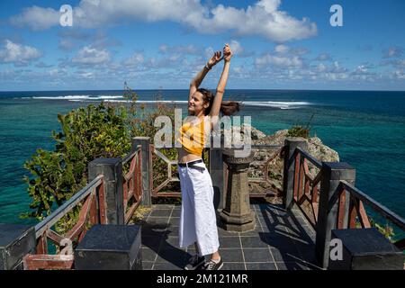 Junge Dame am Maconde Aussichtspunkt. Berühmte Straßenkurve im Süden der Insel Mauritius, Afrika Stockfoto