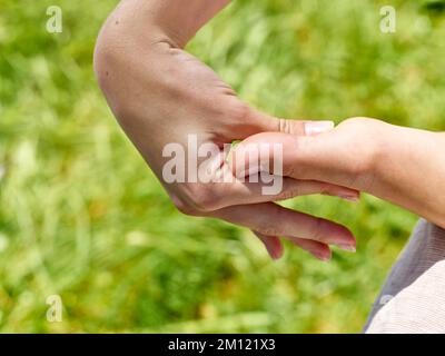 Barfußgehen - Nahaufnahme mit Fuß und Hand von der Grifftechnik zur Fußreflexzonenmassage Stockfoto