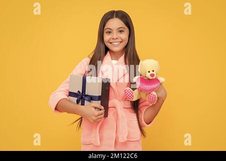 Kinderglück. Guten Morgen. Kind tragen weichen Nachthemd spielen mit Spielzeug. Kind in gemütlichen Schlafbekleidung. Stockfoto