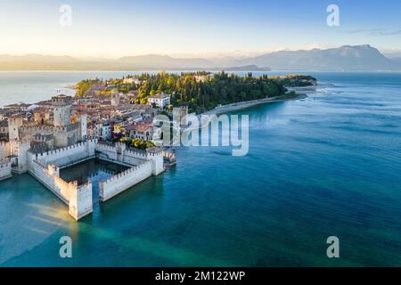 Luftaufnahme von Sirmione und castello Scaligero bei Sonnenuntergang. Sirmione, Gardasee, Lombardei, Brescia, Italien, Europa. Stockfoto