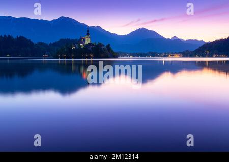 Blick auf den Bleder See im Frühling mit der kleinen Insel und der Kirche „Maria Himmelfahrt“ bei Sonnenaufgang. Bled, Oberkarniola, Slowenien. Stockfoto