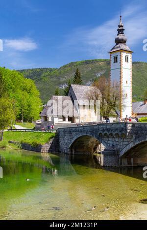 Kirche St. Johannes der Täufer und die Steinbrücke am Bohinj-See. Bohinj Lake, Slowenien, Europa. Stockfoto