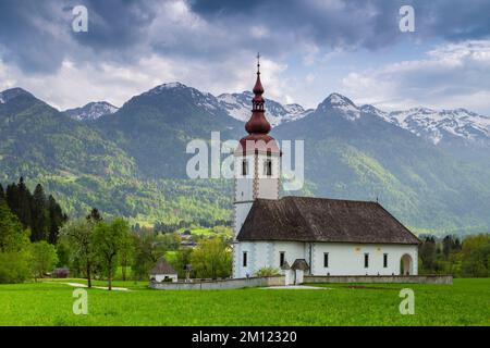 Sonnenuntergang in der Nähe der Marienhimmelskirche. Bitnje, Slowenien, Europa Stockfoto