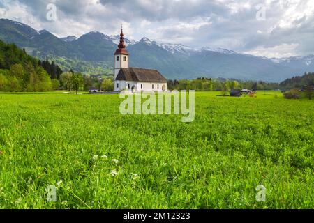 Sonnenuntergang in der Nähe der Marienhimmelskirche. Bitnje, Slowenien, Europa Stockfoto