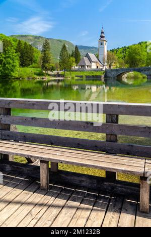 Kirche St. Johannes der Täufer und die Steinbrücke am Bohinj-See. Bohinj Lake, Slowenien, Europa. Stockfoto