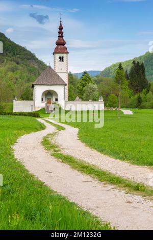 Sonnenuntergang in der Nähe der Marienhimmelskirche. Bitnje, Slowenien, Europa Stockfoto