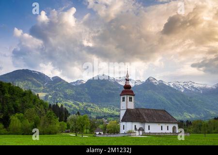 Sonnenuntergang in der Nähe der Marienhimmelskirche. Bitnje, Slowenien, Europa Stockfoto