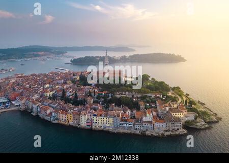 Luftaufnahme von Rovinj - Rovigno bei Sonnenuntergang. Rovinj, Istrien, Adriaküste, Kroatien. Stockfoto