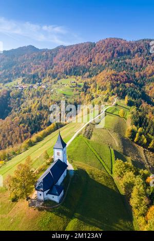 Herbstblick auf St. Primus- und Felizerkirche. Jamnik, Kranj, Oberkarniola, Slowenien, Europa. Stockfoto