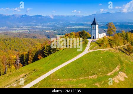 Herbstblick auf St. Primus- und Felizerkirche. Jamnik, Kranj, Oberkarniola, Slowenien, Europa. Stockfoto