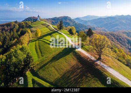 Herbstblick auf St. Primus- und Felizerkirche. Jamnik, Kranj, Oberkarniola, Slowenien, Europa. Stockfoto