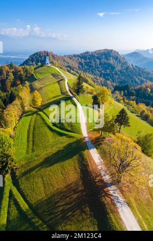 Herbstblick auf St. Primus- und Felizerkirche. Jamnik, Kranj, Oberkarniola, Slowenien, Europa. Stockfoto
