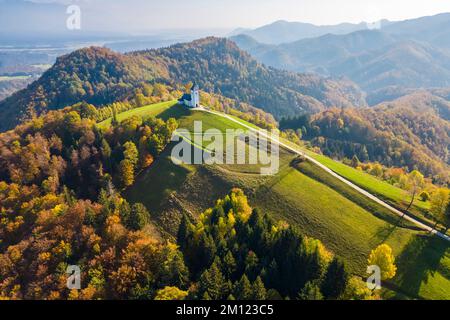Herbstblick auf St. Primus- und Felizerkirche. Jamnik, Kranj, Oberkarniola, Slowenien, Europa. Stockfoto