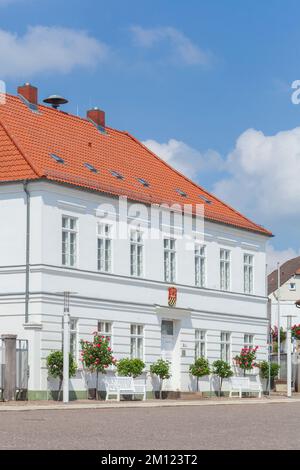 Rathaus in Putbus auf der Insel Rügen, Mecklenburg-Vorpommern, Deutschland, Europa Stockfoto