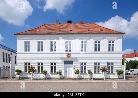 Rathaus in Putbus auf der Insel Rügen, Mecklenburg-Vorpommern, Deutschland, Europa Stockfoto