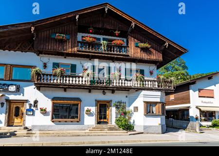 Bunt bemalte und dekorierte Häuser, Dorf Schliersee, Oberbayern, Bayern, Deutschland, Europa Stockfoto