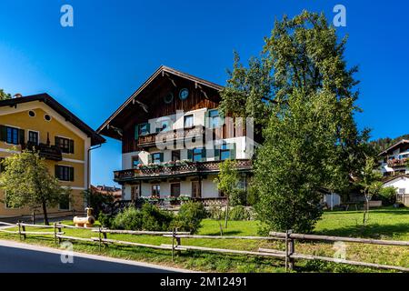 Bunt bemalte und dekorierte Häuser, Dorf Schliersee, Oberbayern, Bayern, Deutschland, Europa Stockfoto