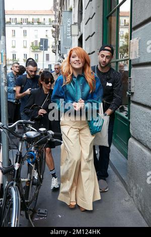 MAILAND, ITALIEN - 21. SEPTEMBER 2022: Noemi before Alberta Ferretti Fashion Week Street Style Stockfoto