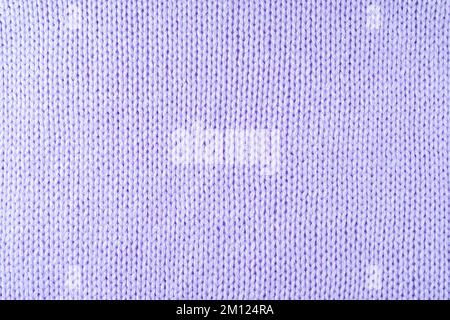 Nahaufnahme des Hintergrunds aus gestricktem Wollgewebe aus Viskosegarn. Pastellviolette Wolle Strickmode Textur. Hintergrund aus abstraktem Stricktrikot. Stoff Stockfoto