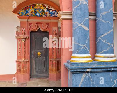 Europa, Deutschland, Hessen, Kreis Limburg-Weilburg, Stadt Weilburg, Lahntal, Schloss Weilburg, Schlosshof, Nordflügel mit Schlafzimmern, Eingangstor Stockfoto