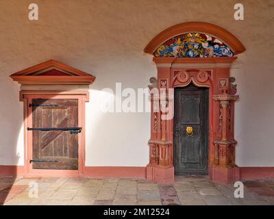 Europa, Deutschland, Hessen, Kreis Limburg-Weilburg, Stadt Weilburg, Lahntal, Schloss Weilburg, Schlosshof, Nordflügel mit Schlafzimmern, Eingangstor Stockfoto