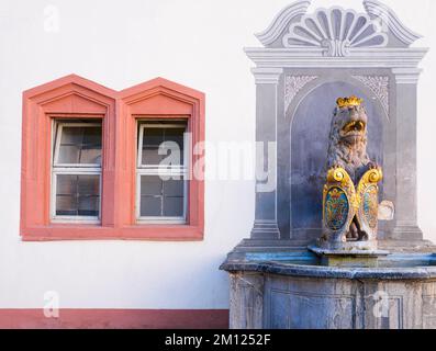 Europa, Deutschland, Hessen, Kreis Limburg-Weilburg, Stadt Weilburg, Lahntal, Schloss Weilburg, Schlosshof, Löwenbrunnen Stockfoto