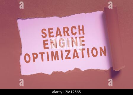 Text für Suchmaschinenoptimierung wird geschrieben. Geschäftsüberblick Anstieg von Traffic und Analysen auf Unternehmensseiten Stockfoto