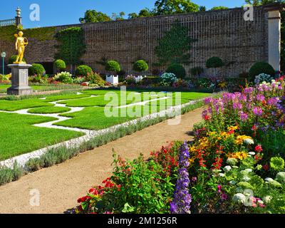 Europa, Deutschland, Hessen, Kreis Limburg-Weilburg, Stadt Weilburg, Lahn-Tal, Weilburg, Burggarten, unterer Burggarten vor Obstspellis Stockfoto