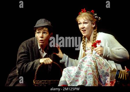 l-r: Ethna Robinson (Hansel), Rosa Mannion (Gretel) in HANSEL UND GRETEL an der English National Opera (ENO), London Coliseum, London WC2 12/1992 Musik: Englebert Humperdink libretto: Adelheid nach den Brüdern Grimm Wette Design: Stefanos Lazaridis Beleuchtung: Chris Ellis Regisseur: David Pountney Stockfoto