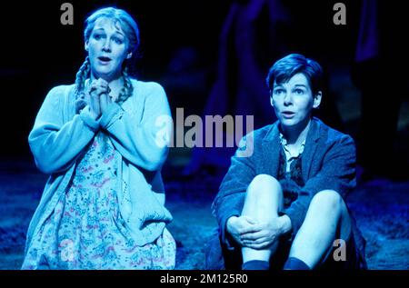 Waldgebet, l-r: Rosa Mannion (Gretel), Ethna Robinson (Hansel) in HANSEL UND GRETEL in der English National Opera (ENO), London Coliseum, London WC2 12/1992 Musik: Englebert Humperdink libretto: Adelheid Wette nach dem Brothers Grimm Design: Stefanos Lazaridis Beleuchtung: Chris Ellis Director: David Pountney Stockfoto