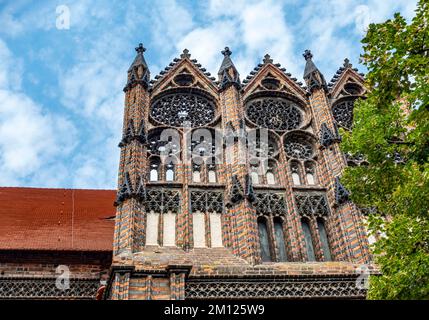 St. Die Katharinenkirche ist die protestantische Pfarrkirche im Stadtteil Neustadt und ein hervorragendes Beispiel für gotische Ziegelarchitektur aus dem 15.. Jahrhundert. Stockfoto