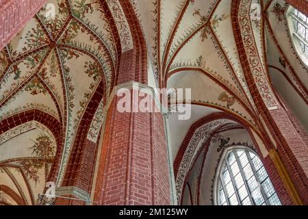 St. Die Katharinenkirche ist die protestantische Pfarrkirche im Stadtteil Neustadt und ein hervorragendes Beispiel für gotische Ziegelarchitektur aus dem 15.. Jahrhundert. Stockfoto