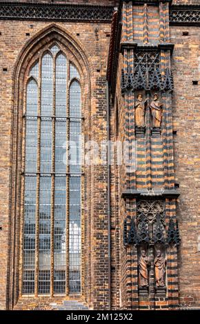 St. Die Katharinenkirche ist die protestantische Pfarrkirche im Stadtteil Neustadt und ein hervorragendes Beispiel für gotische Ziegelarchitektur aus dem 15.. Jahrhundert. Stockfoto