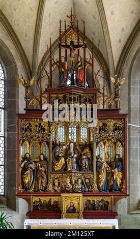 Der Altar der Kirche, St. Ursula in Oberndorf ist ein wichtiger spät gotisch geschnitzter Altar, der um 1510/15 geschaffen wurde. Scharniere an den Seiten des Altars beweisen, dass es ursprünglich ein geflügelter Altar war. Die Krönung von Maria im Altar zeigt Maria zwischen Christus und Gott, dem Vater. Links von Marys Krönung sind Johannes der Täufer und Johannes der Evangelist. Rechts sind Peter und Andrew. Die Büsten unten zeigen die Heiligen Sebastian, Sixtus, Lawrence und Paul. Stockfoto