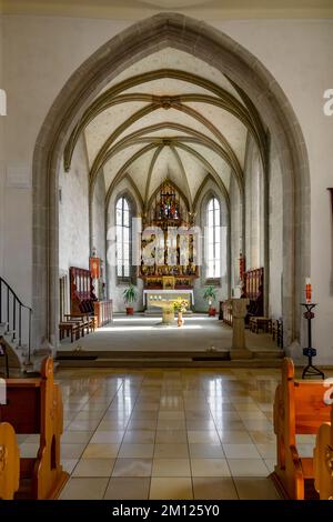 Der Altar der Kirche, St. Ursula in Oberndorf ist ein wichtiger spät gotisch geschnitzter Altar, der um 1510/15 geschaffen wurde. Scharniere an den Seiten des Altars beweisen, dass es ursprünglich ein geflügelter Altar war. Die Krönung von Maria im Altar zeigt Maria zwischen Christus und Gott, dem Vater. Links von Marys Krönung sind Johannes der Täufer und Johannes der Evangelist. Rechts sind Peter und Andrew. Die Büsten unten zeigen die Heiligen Sebastian, Sixtus, Lawrence und Paul. Stockfoto