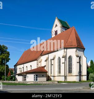 Der Altar der Kirche, St. Ursula in Oberndorf ist ein wichtiger spät gotisch geschnitzter Altar, der um 1510/15 geschaffen wurde. Scharniere an den Seiten des Altars beweisen, dass es ursprünglich ein geflügelter Altar war. Die Krönung von Maria im Altar zeigt Maria zwischen Christus und Gott, dem Vater. Links von Marys Krönung sind Johannes der Täufer und Johannes der Evangelist. Rechts sind Peter und Andrew. Die Büsten unten zeigen die Heiligen Sebastian, Sixtus, Lawrence und Paul. Stockfoto